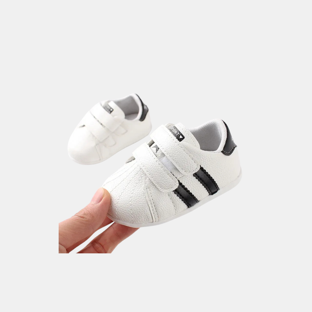 Första sneakers för små steg