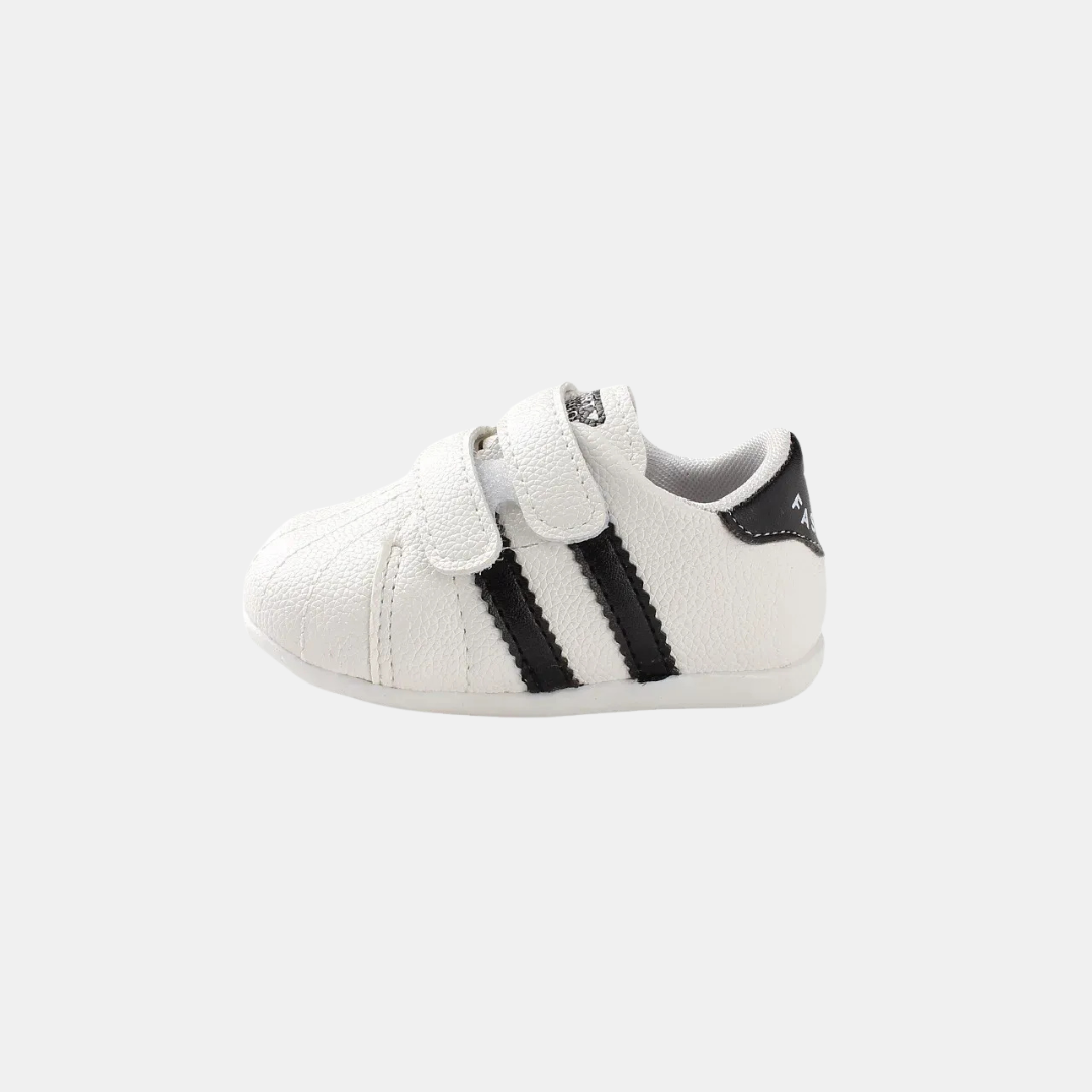 Första sneakers för små steg