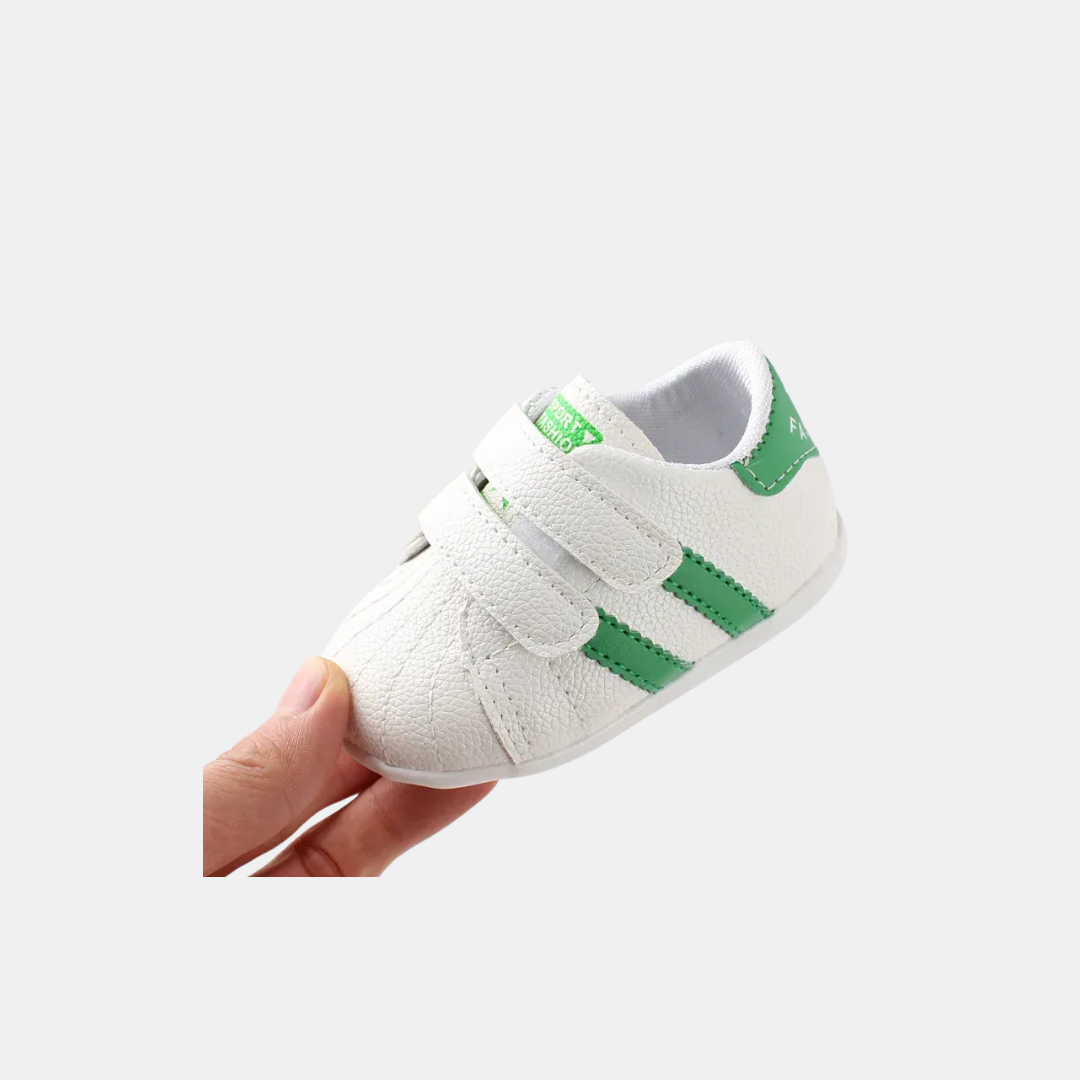 Första sneakers för små steg